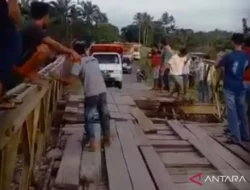 Warga Pedalaman Sikka Minta Pemerintah Bangun Jembatan Permanen Karena Harus Bertaruh Nyawa Menyeberangi Kali