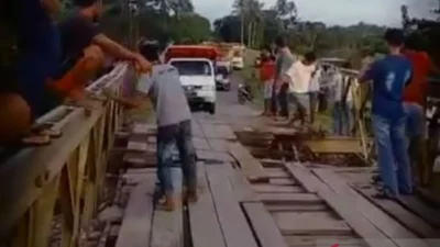 Warga Pedalaman Sikka Minta Pemerintah Bangun Jembatan Permanen Karena Harus Bertaruh Nyawa Menyeberangi Kali