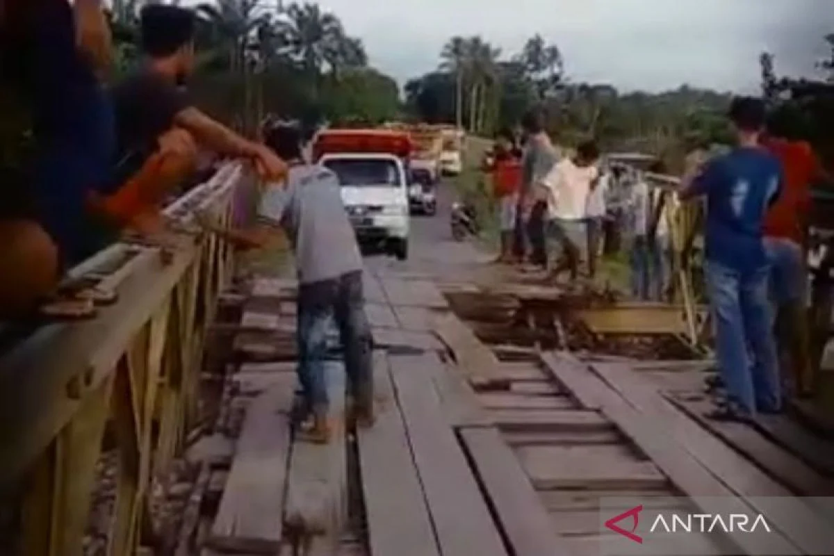 Warga Pedalaman Sikka Minta Pemerintah Bangun Jembatan Permanen Karena Harus Bertaruh Nyawa Menyeberangi Kali