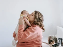 Waspada! 10 Bahaya Mencium Bayi Sembarangan di Momen Lebaran yang Bikin Khawatir Orang Tua