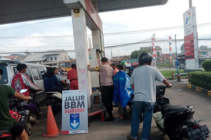 WFH Sehari Seminggu: Upaya Pemerintah Kurangi Konsumsi BBM di Tengah Ketegangan Geopolitik