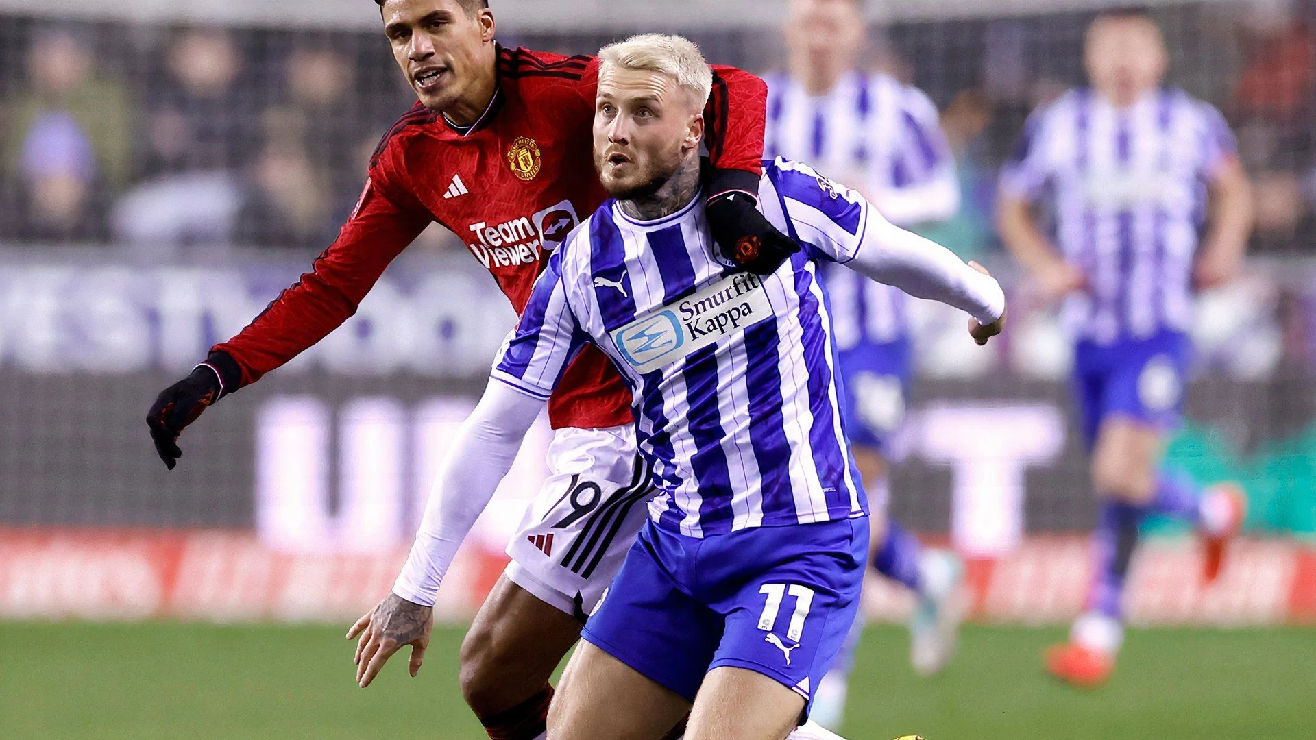 Wigan Athletic Gagalkan Harapan Barnsley dengan Penampilan Memukau di League One