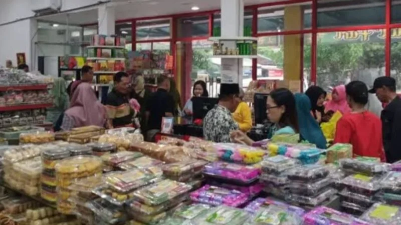 Wisatawan Serbu Sentra Oleh-oleh di Banda Aceh Jelang Arus Balik
