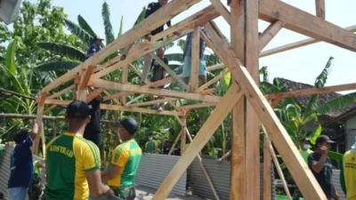 Yonarmed 12 Kostrad Bangun Rumah Adat Lehak Bein'ndan, Sementara beIN Sports Meriahkan Laga Sepak Bola Global