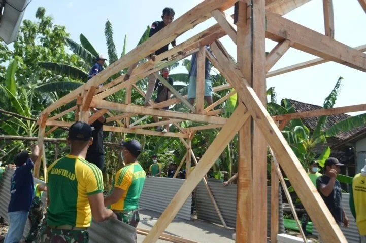 Yonarmed 12 Kostrad Bangun Rumah Adat Lehak Bein'ndan, Sementara beIN Sports Meriahkan Laga Sepak Bola Global