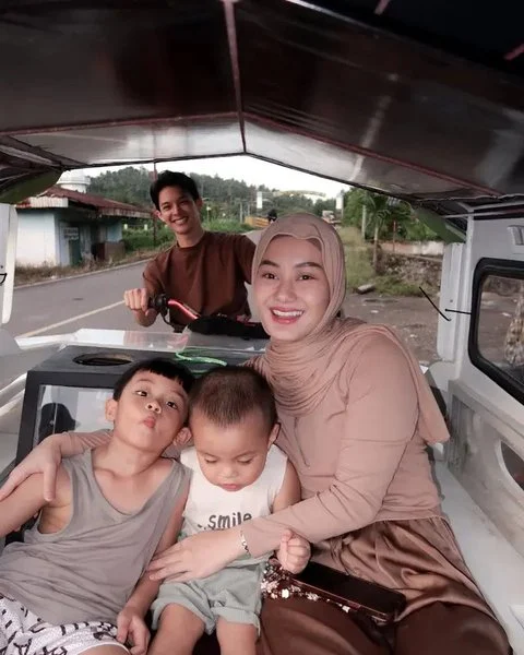 9 Potret Eksklusif Rey Mbayang & Dinda Hauw: Kehidupan Slow Living di Kebun yang Menenangkan