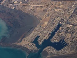 Amerika Menghadapi Risiko Penurunan Besar: Kunci Geopolitik di Selat Hormuz