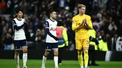 Antonín Kinský Kembali ke Gawang Tottenham, Simpan Tim dari Kekalahan Meski Cedera