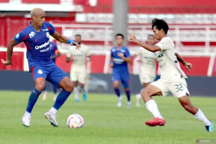 Arema FC Menang 1-0 atas Persita Tangerang lewat Tendangan Bebas Gustavo Franca