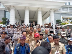 Bawa Jeriken Kosong ke Kantor DPRD dan Bupati Manggarai, Ibu‑Ibu Tuntut Perbaikan Proyek Air Minum