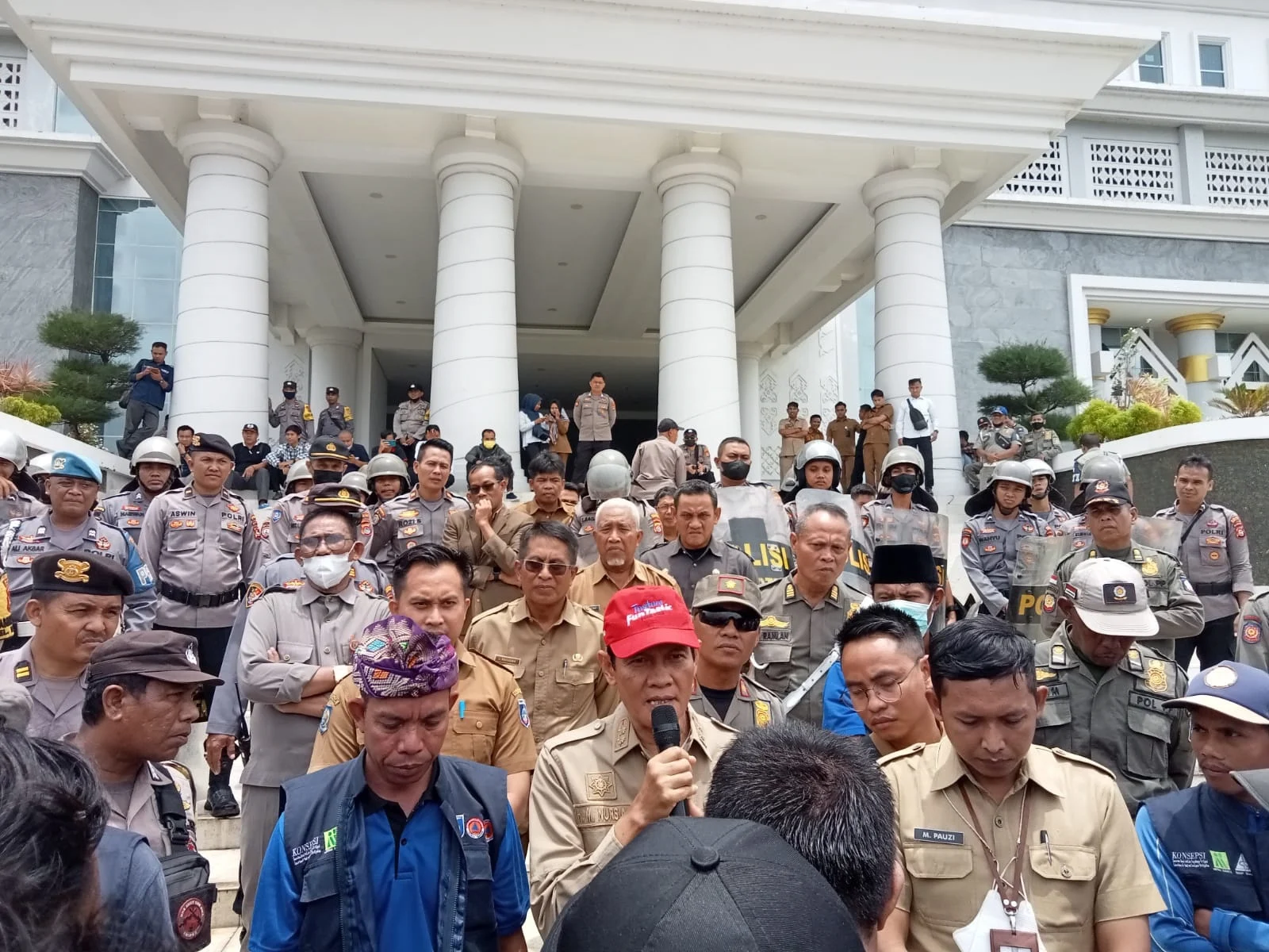 Bawa Jeriken Kosong ke Kantor DPRD dan Bupati Manggarai, Ibu‑Ibu Tuntut Perbaikan Proyek Air Minum