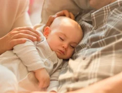 Bukan Sekadar Gemas! Ini 5 Manfaat Contact Nap untuk Bayi dan Orang Tua