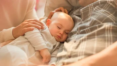 Bukan Sekadar Gemas! Ini 5 Manfaat Contact Nap untuk Bayi dan Orang Tua