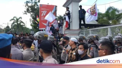 Bupati Rote Ndao Tak Hadir, Warga Paksa Buka Pintu Gedung DPRD