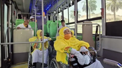 Bus Khusus Disabilitas untuk Jemaah Lansia di Bandara Madinah