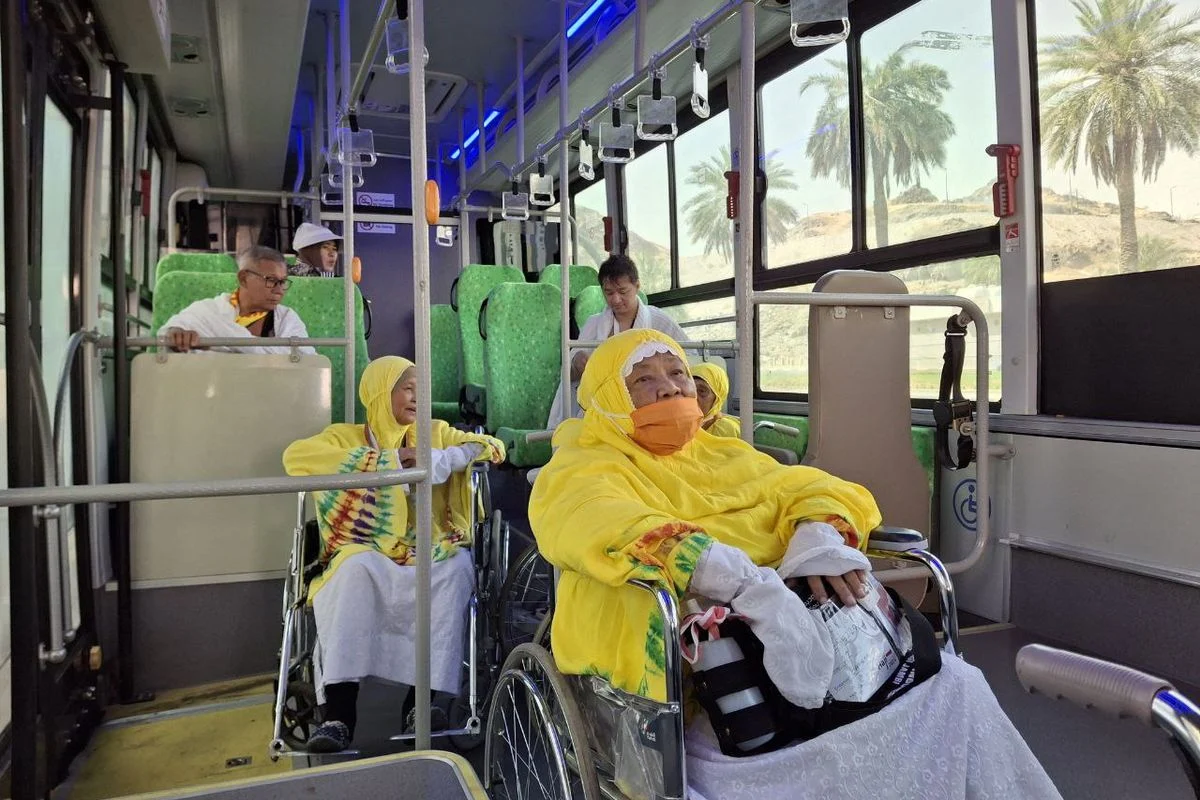 Bus Khusus Disabilitas untuk Jemaah Lansia di Bandara Madinah