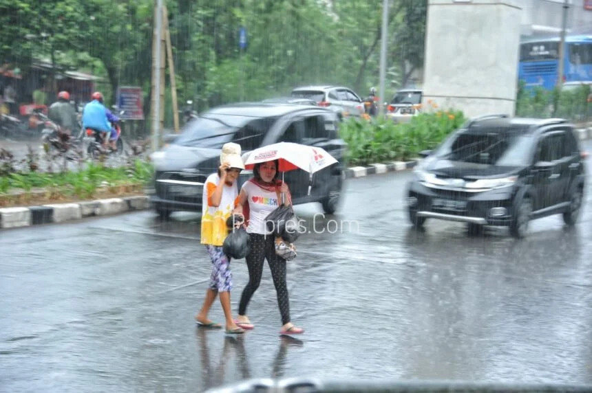 Cuaca Jakarta Didominasi Hujan Ringan, Aktivitas Ekonomi Berpotensi Tertahan