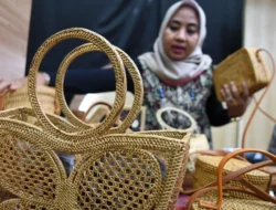 Dari Tikar Warisan Ayah Jadi Tas Rotan Laris, Bisnis Ini Mengguncang Pasar Nasional
