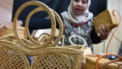 Dari Tikar Warisan Ayah Jadi Tas Rotan Laris, Bisnis Ini Mengguncang Pasar Nasional