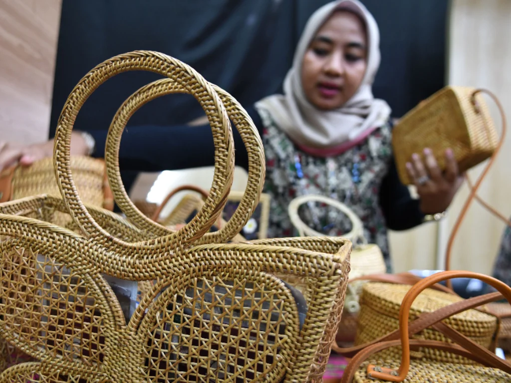 Dari Tikar Warisan Ayah Jadi Tas Rotan Laris, Bisnis Ini Mengguncang Pasar Nasional