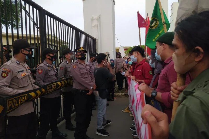Demo Mahasiswa Banten Tuntut Pelaku Penyiraman Andrie Yunus Diadili dan Kritik Militer