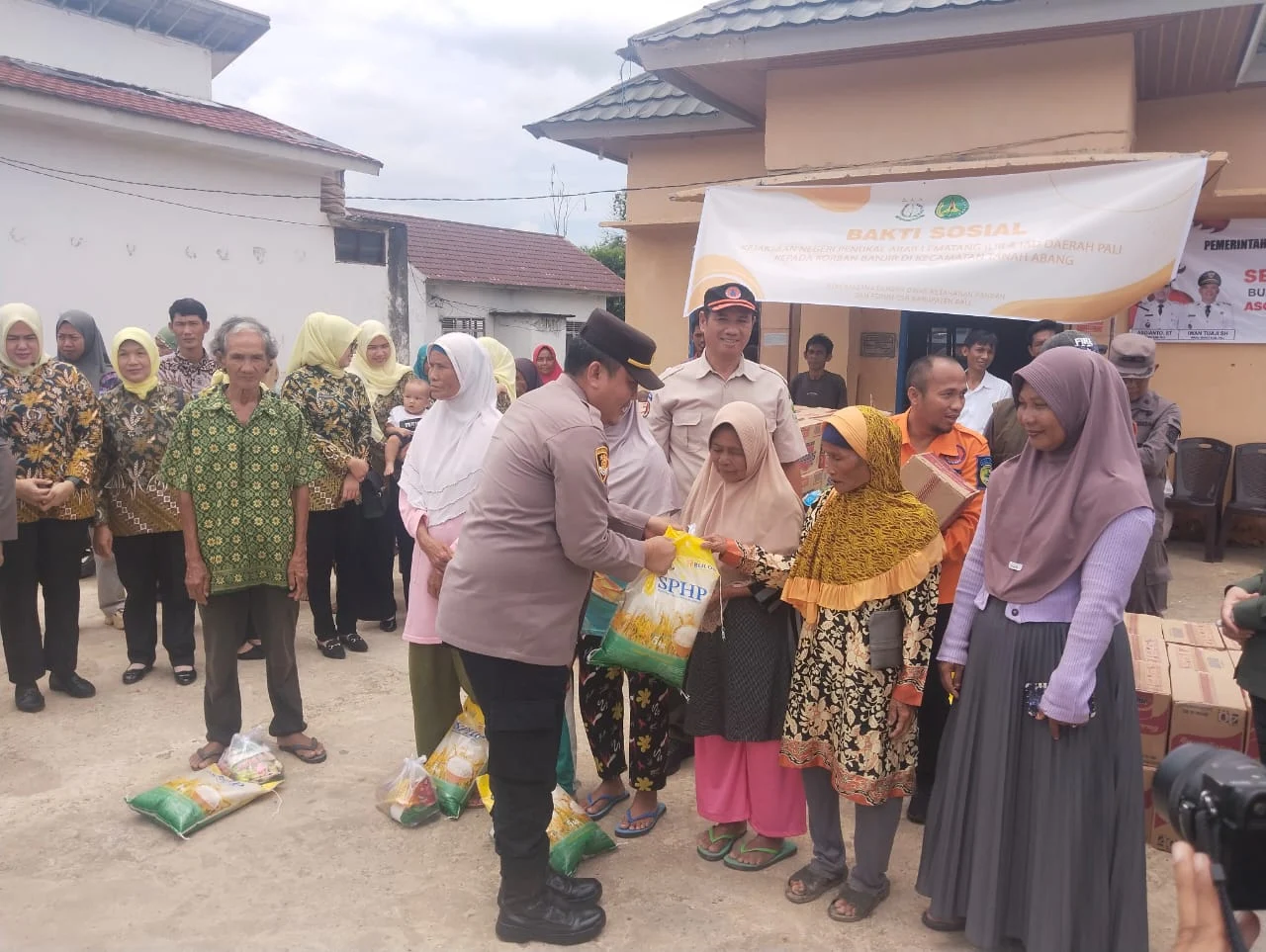 Dinas Sosial Kabupaten PALI Salurkan Bantuan untuk Korban Banjir di Penukal Utara