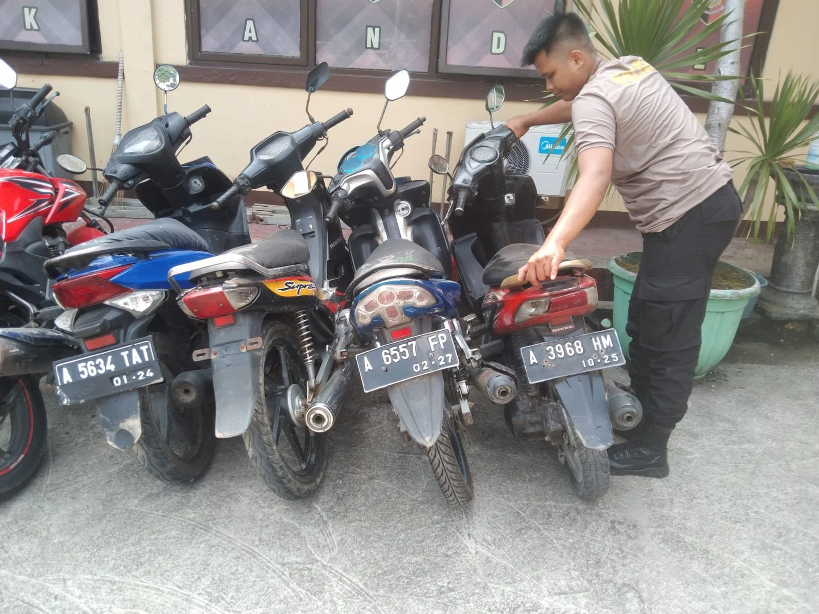 Dua Pelaku Curanmor Dibekuk Polsek Cikande Saat Transaksi Jual Motor Curian di Alfamart
