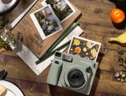 Fujifilm Instax Wide 400 Jet Black Bidik Tren Fotografi Autentik Gen Z