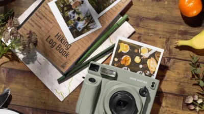 Fujifilm Instax Wide 400 Jet Black Bidik Tren Fotografi Autentik Gen Z