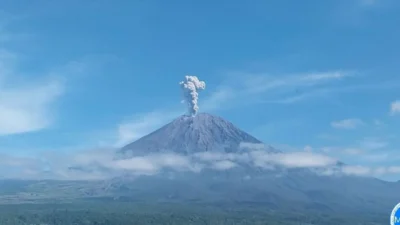 Gunung Semeru Erupsi Sembilan Kali dengan Tinggi 1000 Meter