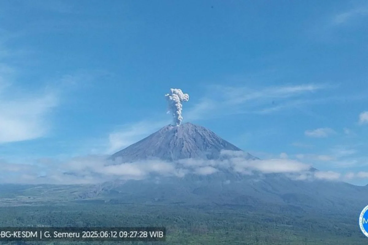 Gunung Semeru Erupsi Sembilan Kali dengan Tinggi 1000 Meter