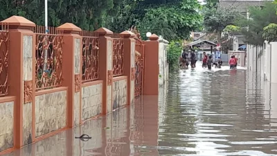 Jalan di Kampung Pabatan Serang Kerap Banjir Saat Hujan, Warga Minta Drainase Segera Diperbaiki