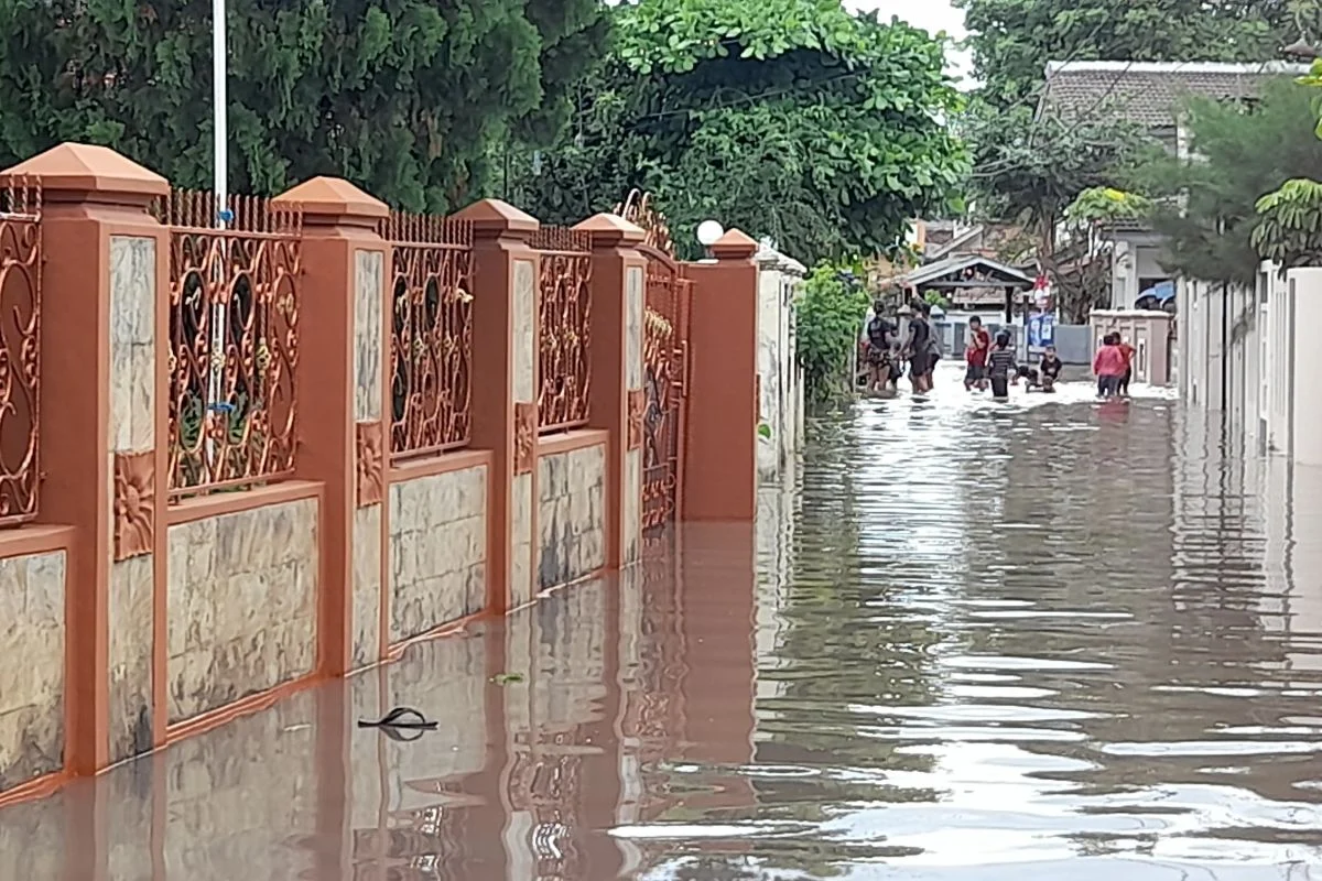 Jalan di Kampung Pabatan Serang Kerap Banjir Saat Hujan, Warga Minta Drainase Segera Diperbaiki