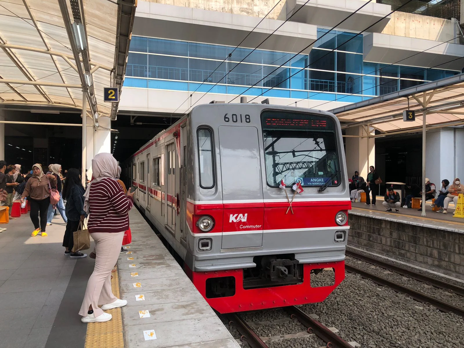 KAI Gencarkan Layanan KRL: 12 Gerbong, Stasiun JIS, Jadwal Baru dan Ridership Meningkat Tajam