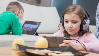 Kebanyakan Screen Time Bisa Bikin Anak Telat Ngomong, Serius!