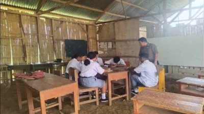 Kekurangan Ruang Kelas, Siswa SD Negeri di Manggarai Barat Belajar di Bawah Pohon
