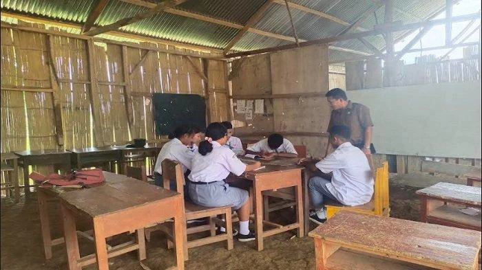 Kekurangan Ruang Kelas, Siswa SD Negeri di Manggarai Barat Belajar di Bawah Pohon