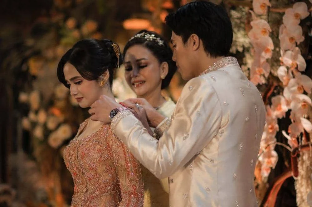 Kilau Rp400 Juta! Perhiasan Mewah Syifa Hadju Bikin Foto Prewedding Semakin Memukau