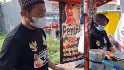 Kisah Inspiratif Penjual Cilok Naik Haji Setelah 50 Tahun Menabung