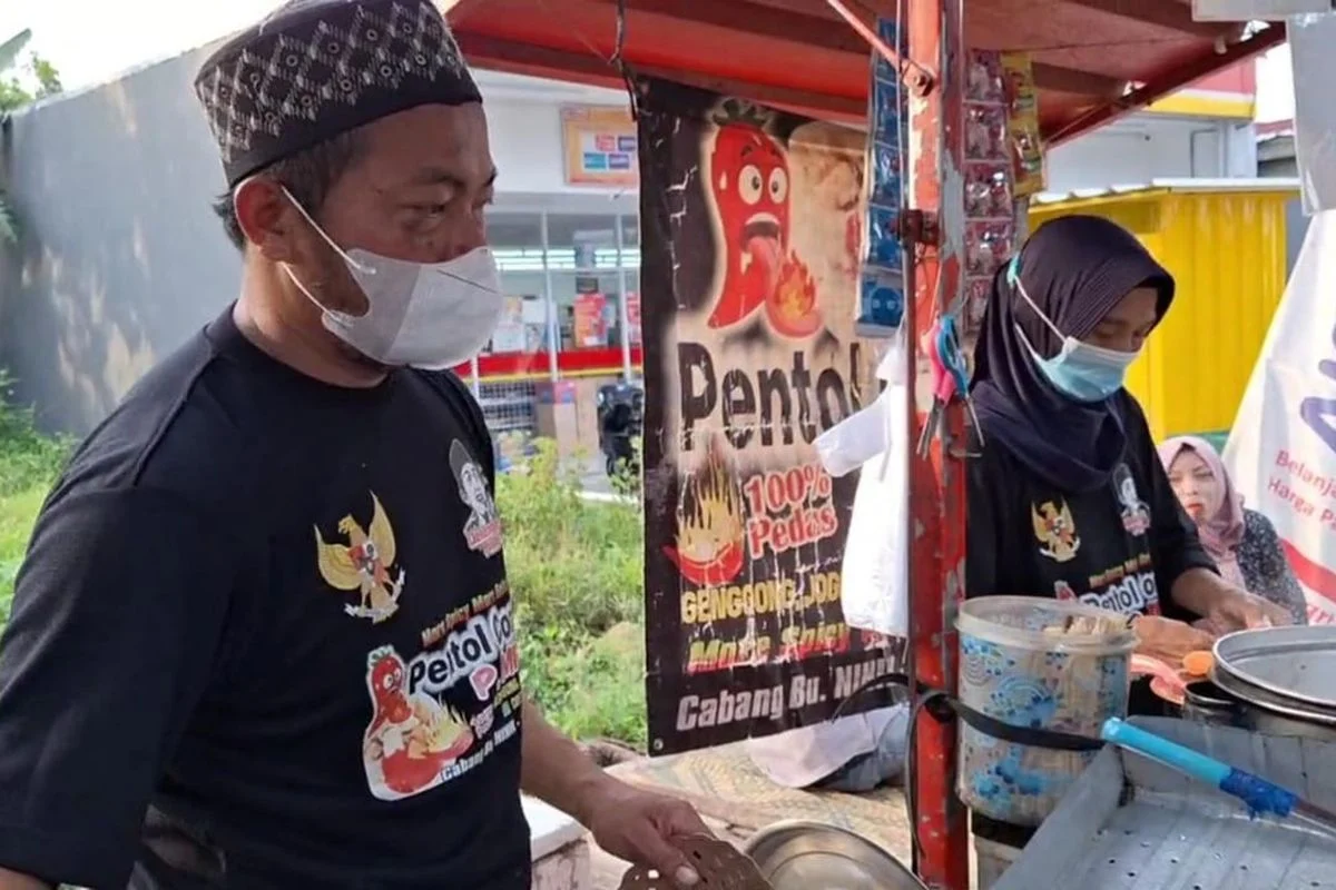 Kisah Inspiratif Penjual Cilok Naik Haji Setelah 50 Tahun Menabung