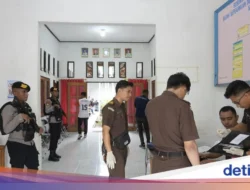 Korupsi Disnaker Cimahi Terungkap: Geledah Berjam-jam, Dua Koper Dokumen Disita
