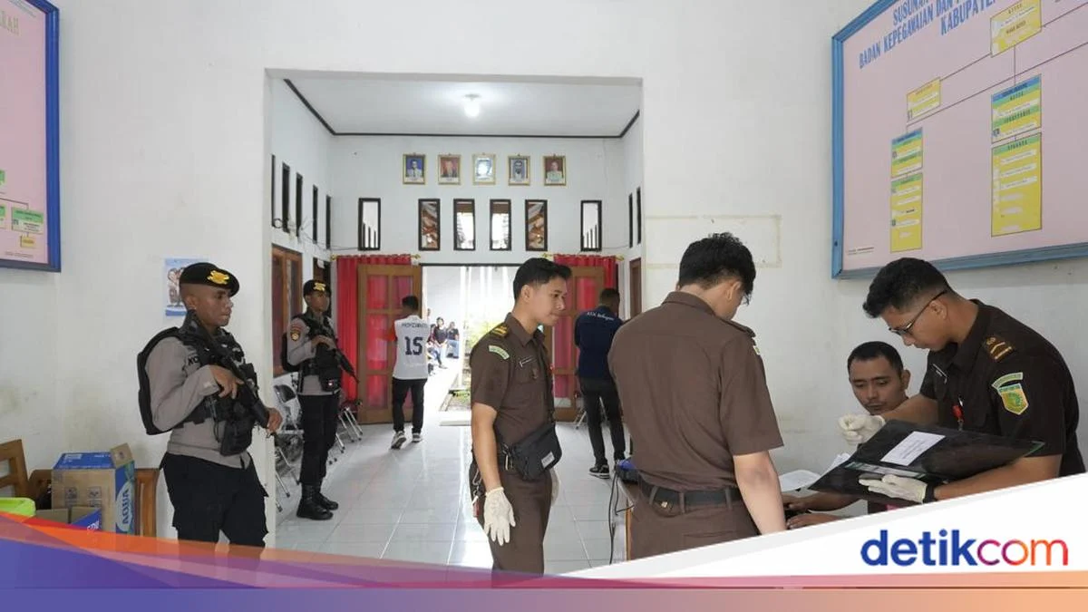 Korupsi Disnaker Cimahi Terungkap: Geledah Berjam-jam, Dua Koper Dokumen Disita