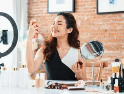 Ladies, Jangan Salah Lagi! Ini 5 Cara Retouch Makeup yang Benar