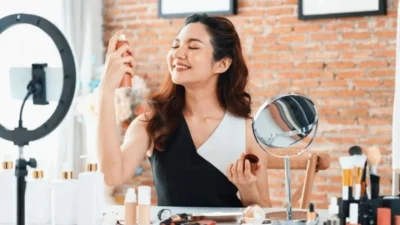 Ladies, Jangan Salah Lagi! Ini 5 Cara Retouch Makeup yang Benar