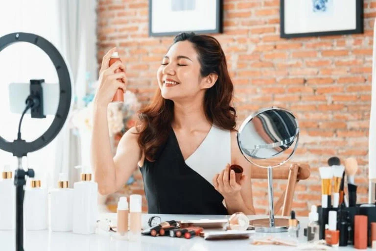 Ladies, Jangan Salah Lagi! Ini 5 Cara Retouch Makeup yang Benar