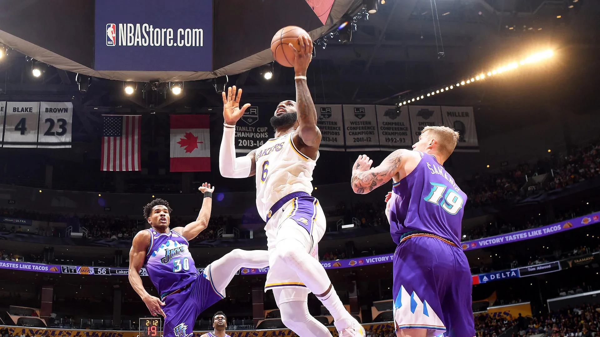 LeBron James Pimpin Lakers Menang Besar atas Jazz, Siapkan Duel Panas Melawan Rockets di Playoff
