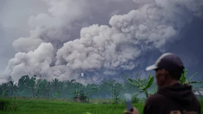Letusan Awan 3,5 Km Menyertai Erupsi Gunung Semeru