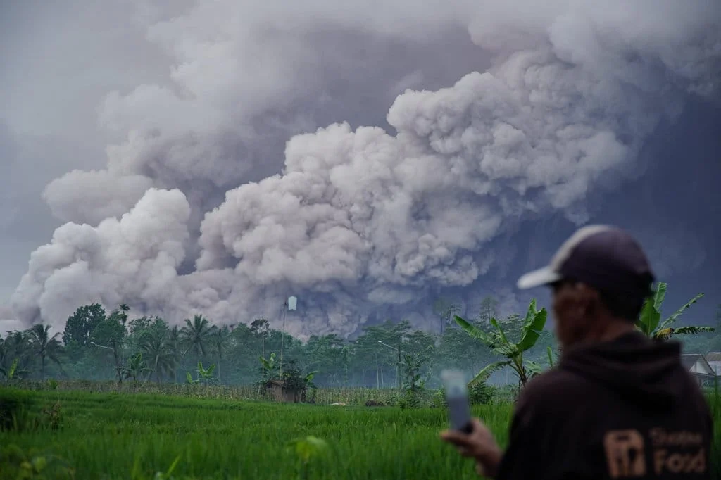 Letusan Awan 3,5 Km Menyertai Erupsi Gunung Semeru