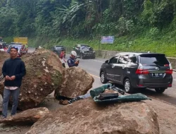 Longsor Besar Guncang Sumedang: Jalan Cadas Pengeran Tertutup, Warga Terjebak Timbun Tanah