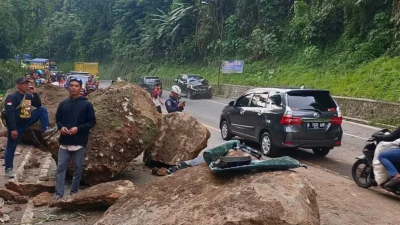 Longsor Besar Guncang Sumedang: Jalan Cadas Pengeran Tertutup, Warga Terjebak Timbun Tanah
